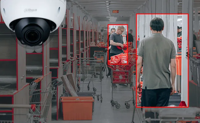 Cámara de seguridad con detección de movimiento monitoreando el acceso de una empresa en Chile